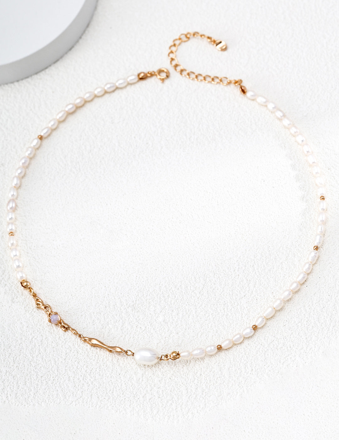 Liquid Metal pearl necklace in vintage gold arranged in a circle, with sculpted accents and an extension chain